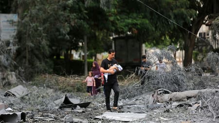 Habitantes de Gaza se desplazan al sur del enclave. Foto: X @UNRWAes