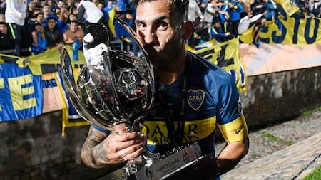Carlos Tevez con la Supercopa Argentina ganada por Boca
