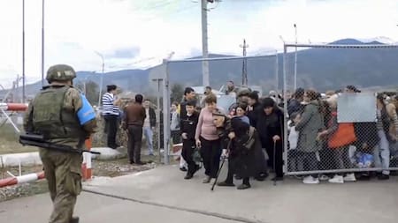 Las fuerzas de paz rusas evacuan a civiles. Foto: EFE