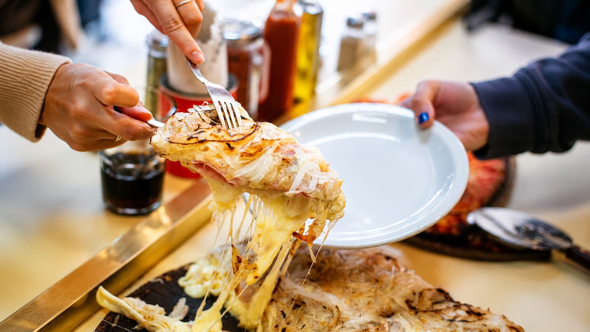 La ruta definitiva de la fugazzeta: 5 pizzerías donde el queso “late” y la cebolla se vuelve historia