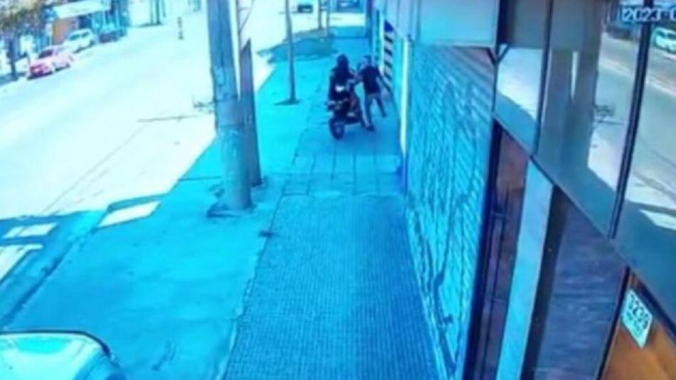 Un policía de civil fue baleado por "motochorros". NA.