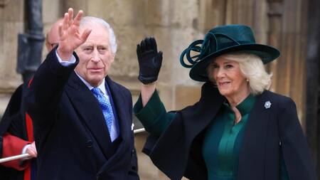 Carlos III va a misa de Pascua en su primer acto público desde su diagnóstico en febrero. EFE