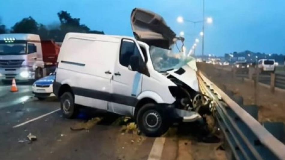 Camioneta chocó con camión, manejaba en contramano en Panamericana