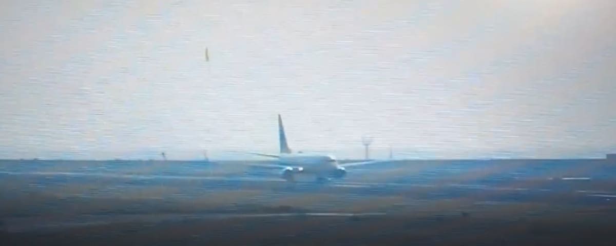 Una bomba probablemente de la II Guerra Mundial lanzada por EE.UU. explotó en un aeropuerto de Japón. Foto: Captura de video.