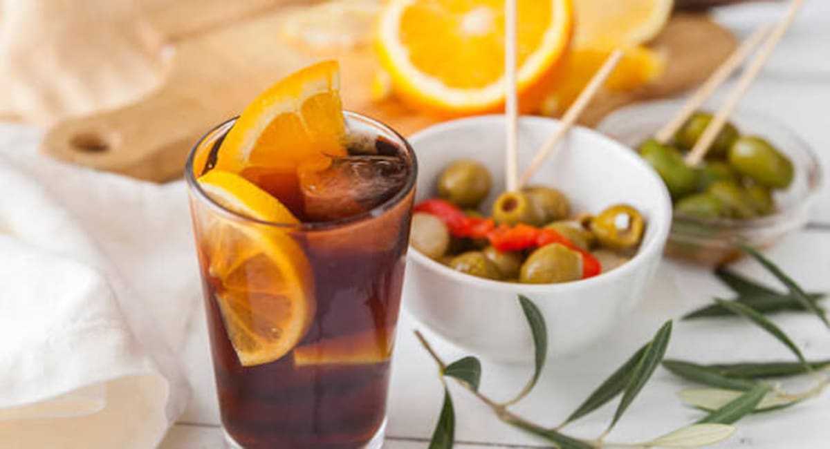 Copas de vermut listas para brindar