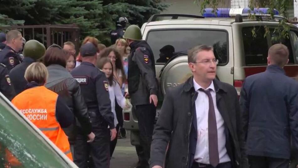 Alumnos escapan de la escuela rusa. Foto: Reuters.