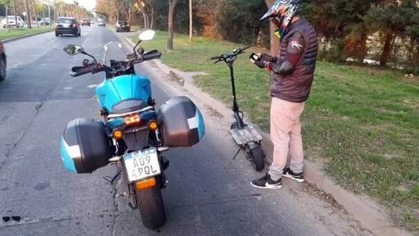 VIDEO: hombre fue detenido y multado por circuar a 100 kilómetros por hora en un monopatín por la Panamericana