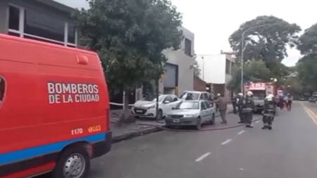 Bomberos de la Ciudad de Buenos Aires trabajando en las inmediaciones del frigorífico. Foto: Captura de video.