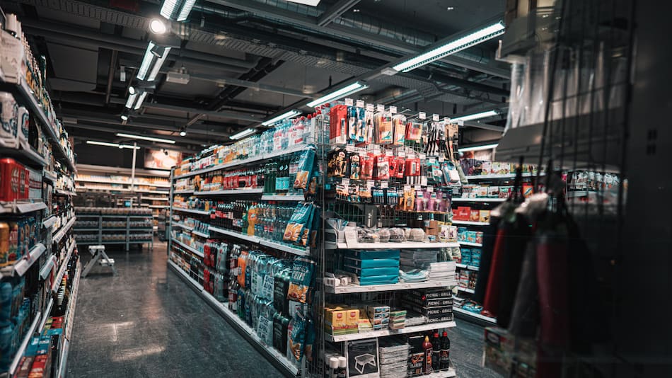 Góndola de productos, supermercado. Foto: Unsplash