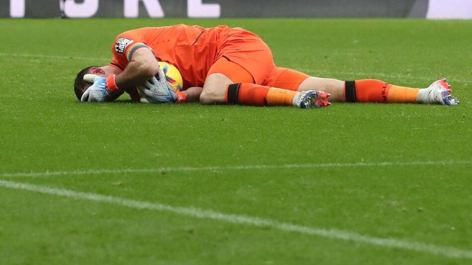 La lesión del Dibu Martínez vs. Newcastle United. Foto: Reuters.
