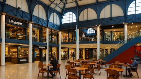 Una histórica cafetería baja la persiana en un shopping clave tras más de una década y sacude al comercio local