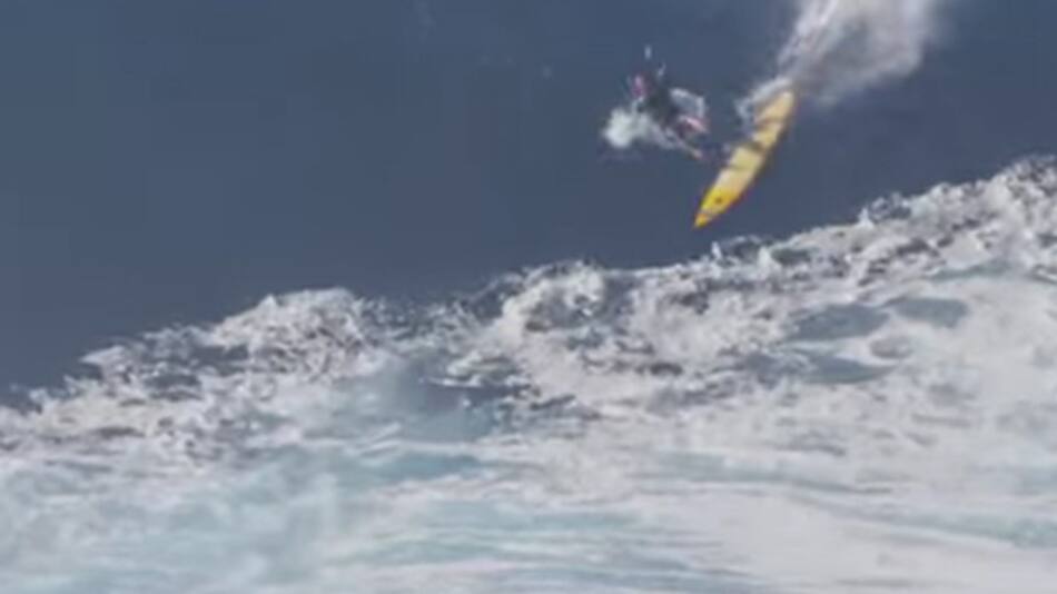 Surfista casi muere por una ola (Youtube)