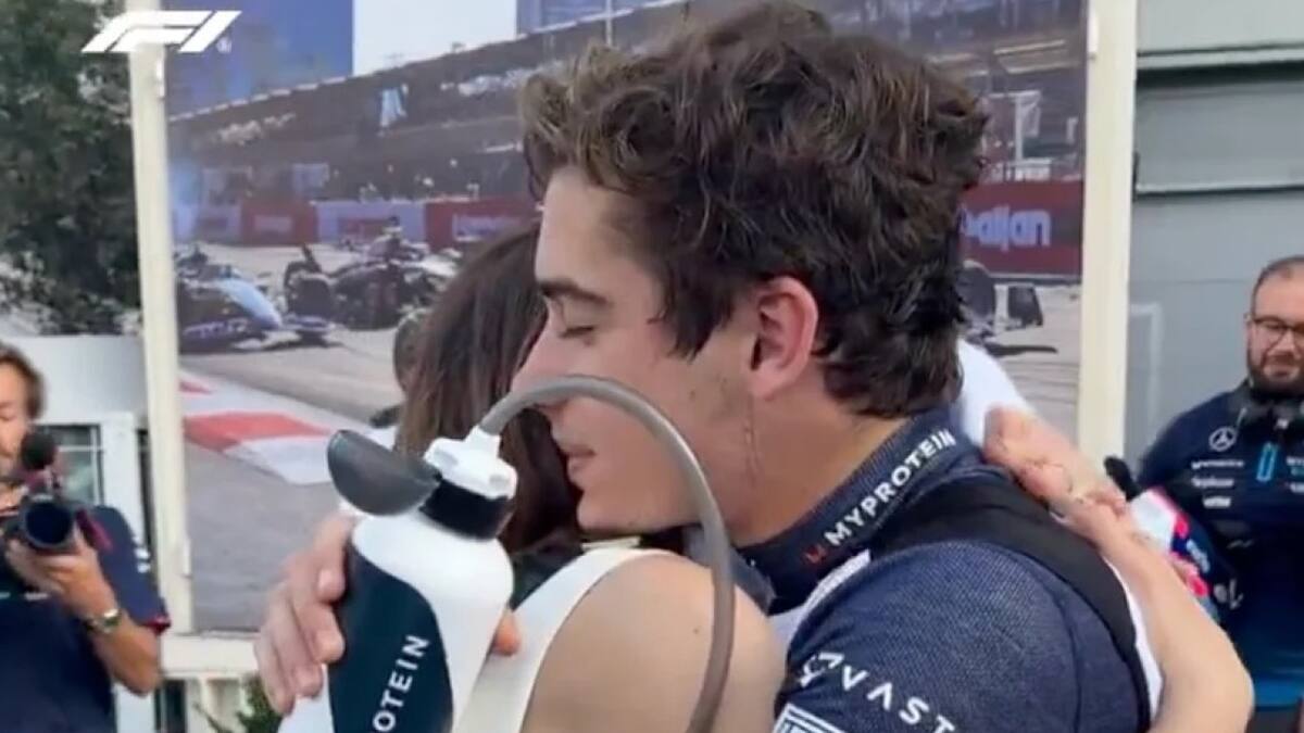 Franco Colapinto con su madre en el Gran Premio de Azerbaiyán. Foto: Captura de video.