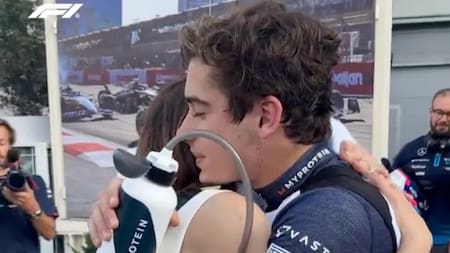 Franco Colapinto con su madre en el Gran Premio de Azerbaiyán. Foto: Captura de video.