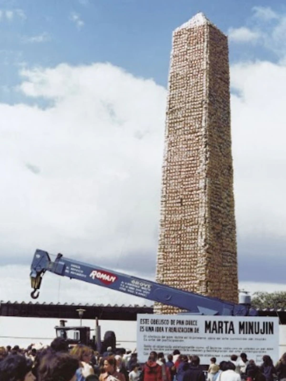 En plena dictadura militar argentina, la artista presentó su monumental creación en el predio de La Rural, en Buenos Aires. Una grúa, una multitud desbordada y la intervención de los bomberos voluntarios protagonizaron un inesperado desenlace.