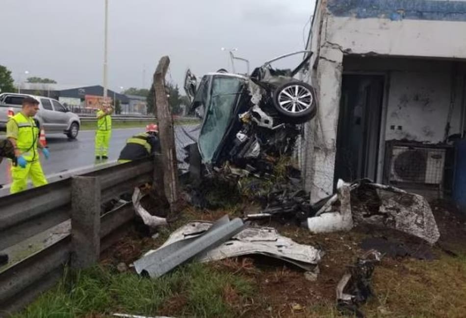 Tres mujeres murieron tras impactar contra una cabina de peaje en la Autopista Oeste. Foto: Gentileza El Destape.