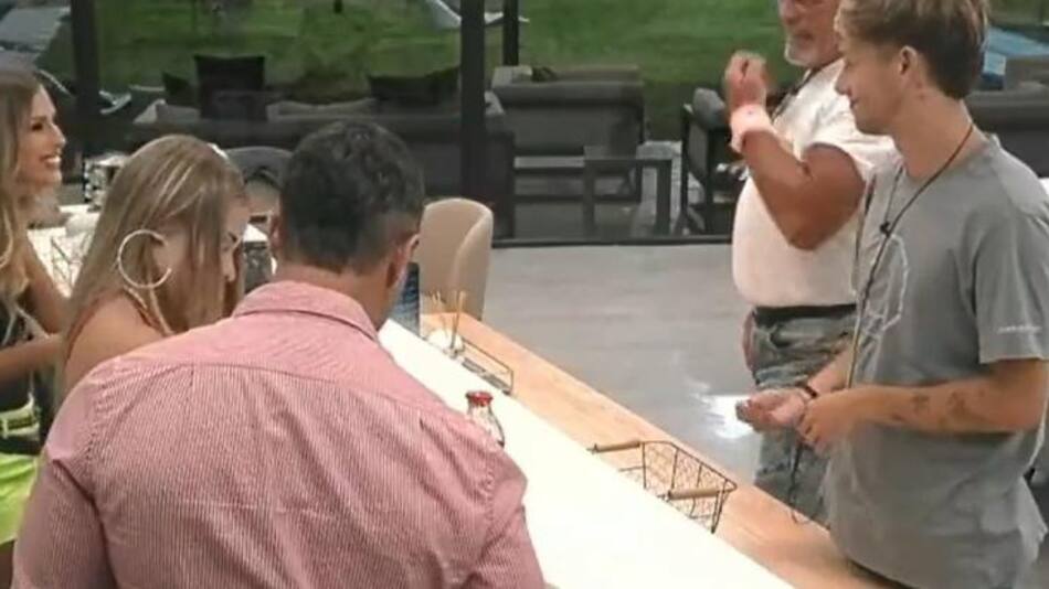 Julieta contándole a sus compañeros. Foto: captura.