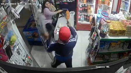 Violento robo en La Plata. Foto: captura cámara de seguridad.