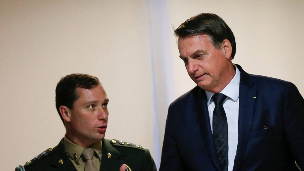 Mauro Cid y Jair Bolsonaro. Foto: Reuters
