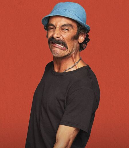 Miguel Islas se pone en la piel de Don Ramón en la serie de Chespirito, en Max. Foto: Max