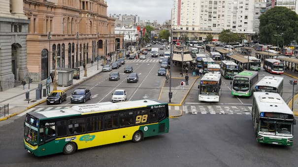 Transporte público: un histórico colectivo del AMBA cambia el recorrido de sus ramales que unen el Conurbano con CABA