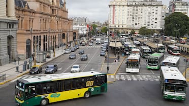 Cambia una línea de colectivo que une el Conurbano con icónicos barrios porteños: el nuevo recorrido