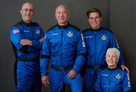 Jeff Bezos junto a su hermano Mark, la piloto estadounidense Wally Funk y el joven Oliver Daemen