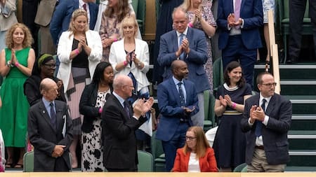 Estremecedor aplauso en Wimbledon para Sarah Gilbert, la científica que diseñó la vacuna contra el Covid en Oxford, REUTERS