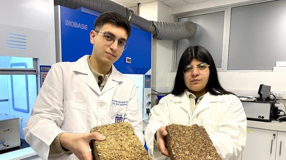 Constanza Soto (22) y Franco Cariqueo (22), estudiantes chilenos a cargo del proyecto.