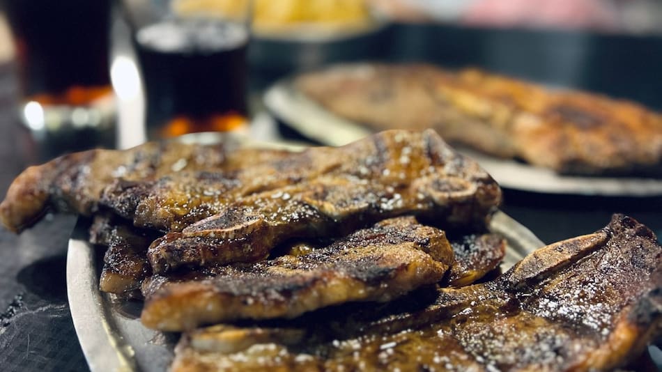 La parrilla abierta las 24 horas con carne tierna como manteca y precios accesibles.