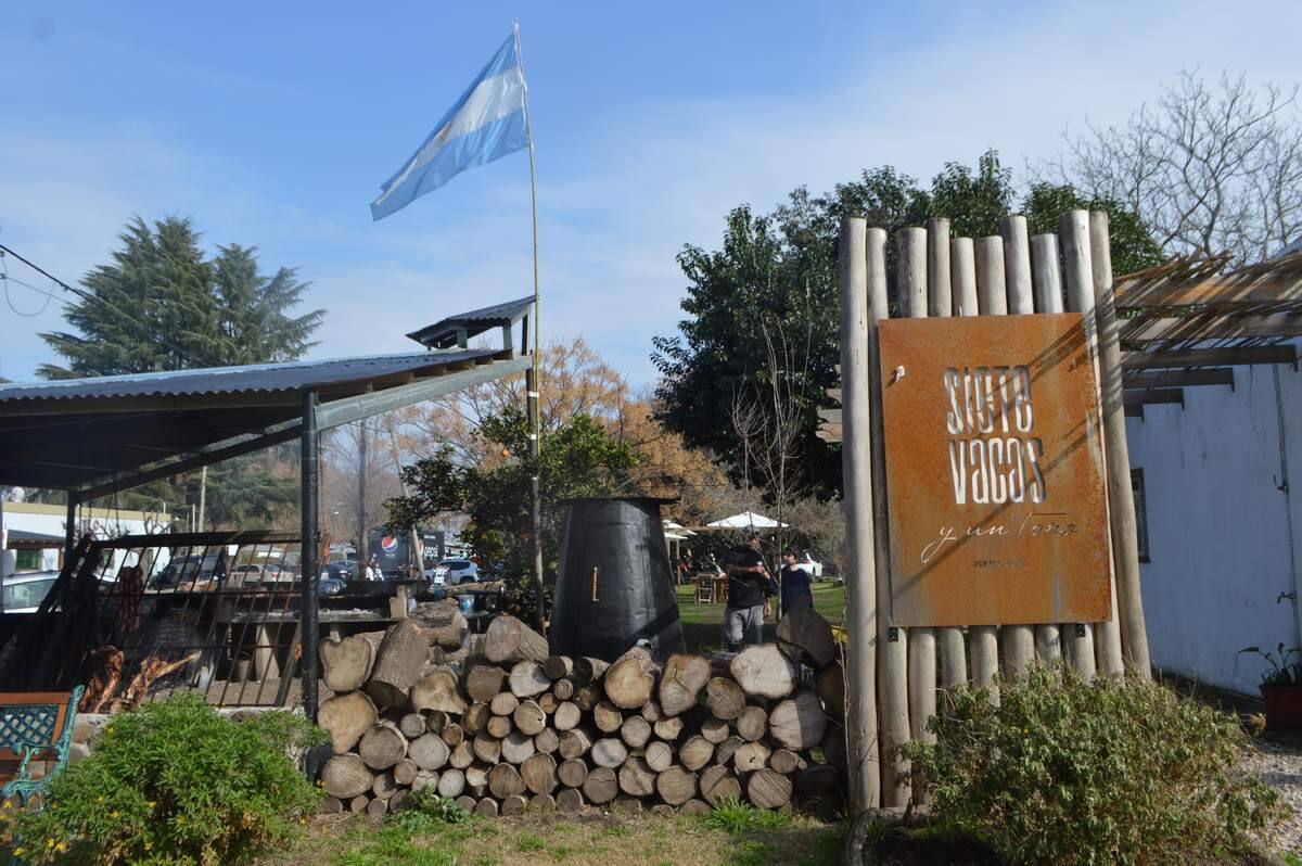 Restaurante Siete Vacas y un Toro en Tomás Jofré, con servicio de asado libre, mesas familiares y ambiente de campo en la provincia de Buenos Aires.