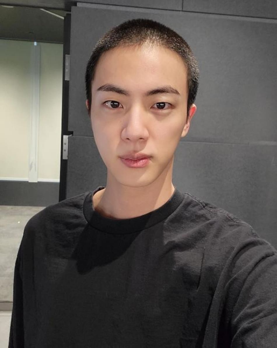 Jin con el nuevo corte. Foto: Twitter/setiogi