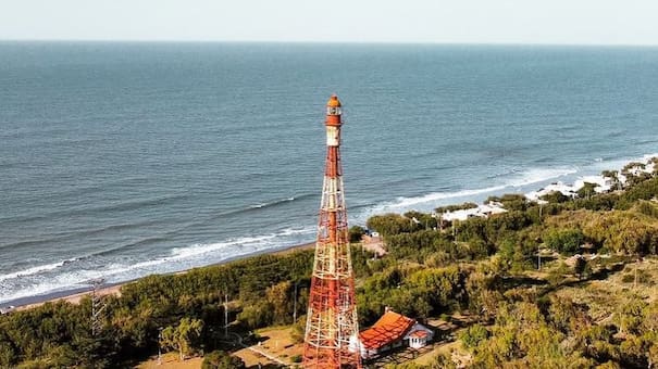 El faro más alto de Sudamérica está en Argentina y guarda un sorprendente vínculo con la Torre Eiffel: en qué playa se encuentra