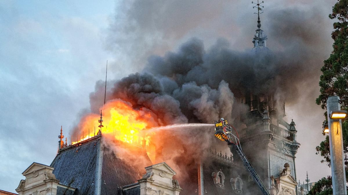 El Ayuntamiento de Limoges, un edificio declarado monumento histórico y construido en el último cuarto del siglo XIX, quedó prácticamente destruido este sábado por un incendio provocado durante un ataque de manifestantes que participaban en la jornada de protestas sociales en Francia.