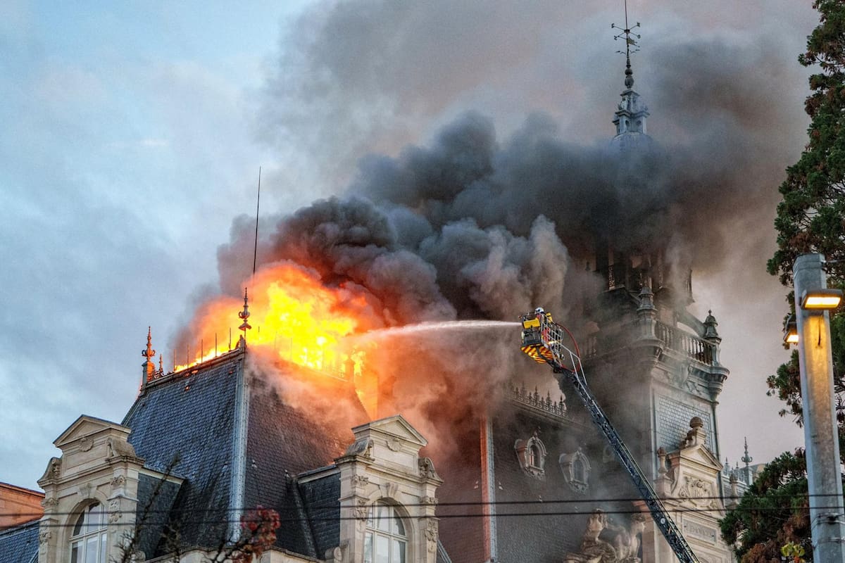El Ayuntamiento de Limoges, un edificio declarado monumento histórico y construido en el último cuarto del siglo XIX, quedó prácticamente destruido este sábado por un incendio provocado durante un ataque de manifestantes que participaban en la jornada de protestas sociales en Francia.