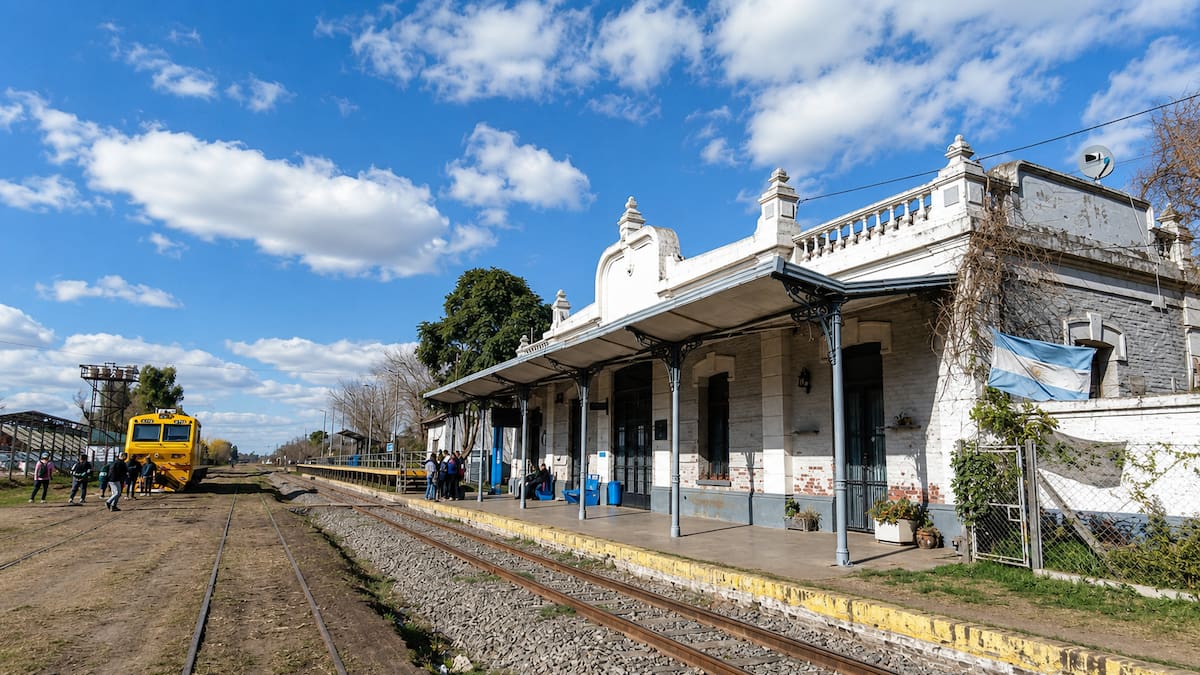 El pueblito “escondido” dentro de La Matanza: una estación de 120 años, comida de bodegón y una historia secreta