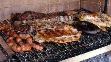 Los pasos anteriores a poner el asado en la parrilla. Foto: redes