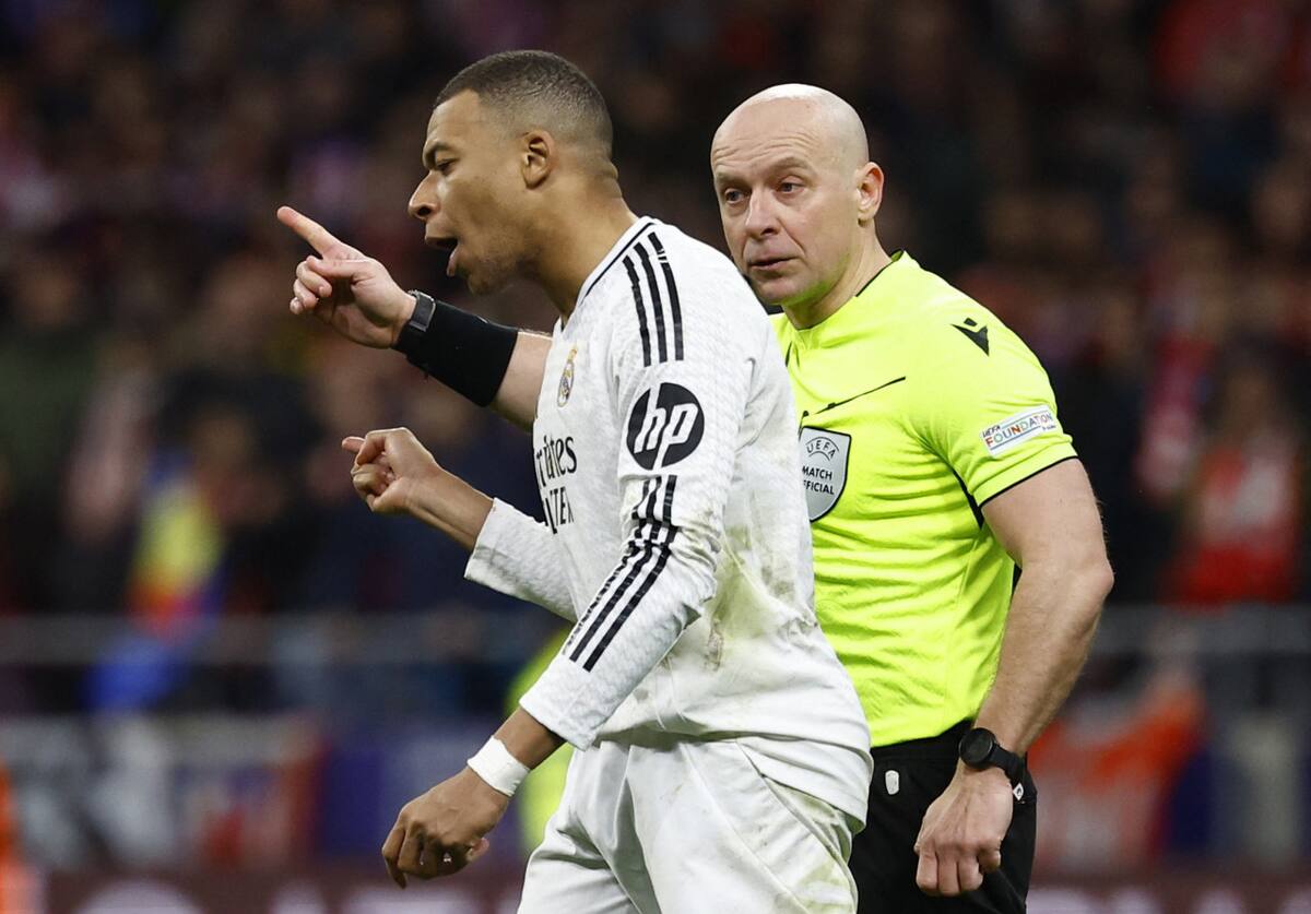 Szymon Marciniak en el partido entre Atlético de Madrid y Real Madrid por la Champions League. Foto: REUTERS.