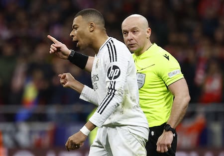 Szymon Marciniak en el partido entre Atlético de Madrid y Real Madrid por la Champions League. Foto: REUTERS.