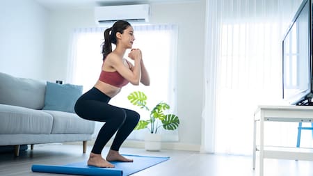 Al hacer las sentadillas se contraen los músculos aunque pareciera que el movimiento es reducido. Foto: Unsplash.