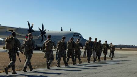 Marines estadounidenses parten para apoyar la retención de migrantes en Guantánamo. Foto: Reuters.