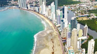 La “Dubai de Sudamérica”: dónde queda la playa que sorprende con sus rascacielos y construcciones imponentes