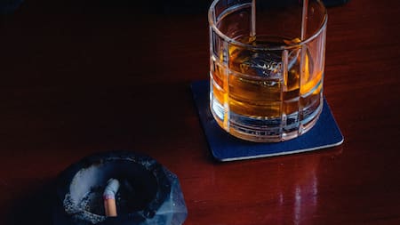 Fumar y tomar, como consecuencia del consumo de marihuana. Foto: Unsplash