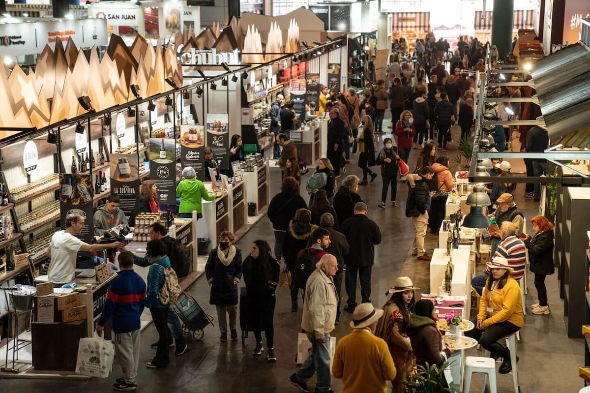 Se puede degustar choripán de jabalí, vermú, gin, helados, alfajores y picadas regionales