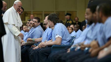 El Papa Francisco con presos en Estados Unidos (Reuters)