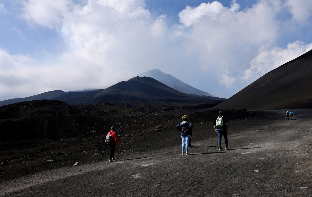 Turistas en las inmediaciones del volcán Etna. Foto: Reuters (Joachim Herrmann)