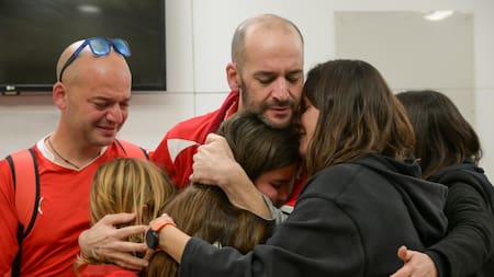 El reencuentro de Iarn Horn con su familia tras ser liberado por Hamás. Foto: X IsraeliPM.