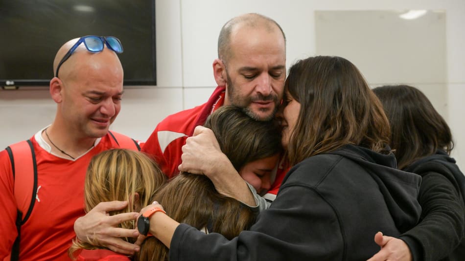 El reencuentro de Iarn Horn con su familia tras ser liberado por Hamás. Foto: X IsraeliPM.