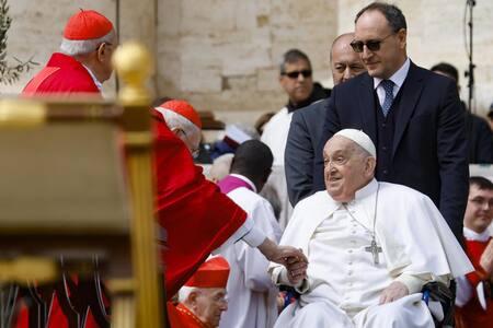 El papa Francisco saluda a los fieles al final de la misa del Domingo de Ramos en la Plaza de San Pedro del Vaticano, el 13 de abril de 2025. (Papa) EFE/EPA/FABIO FRUSTACI