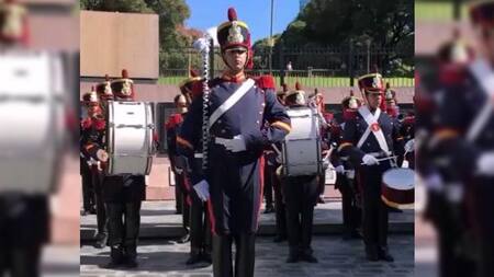 Granaderos en monumento a Malvinas